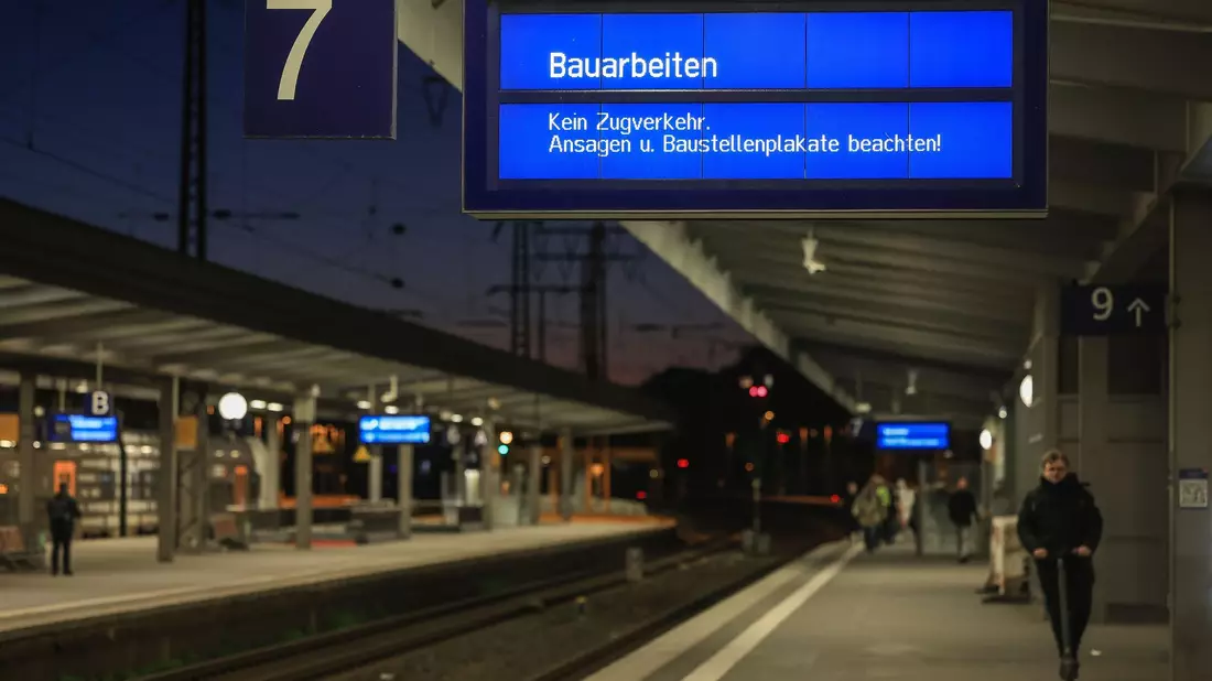 Auf einer Anzeigetafel wird auf eine Streckensperrung hingewiesen. - Bild: Oliver Berg/dpa