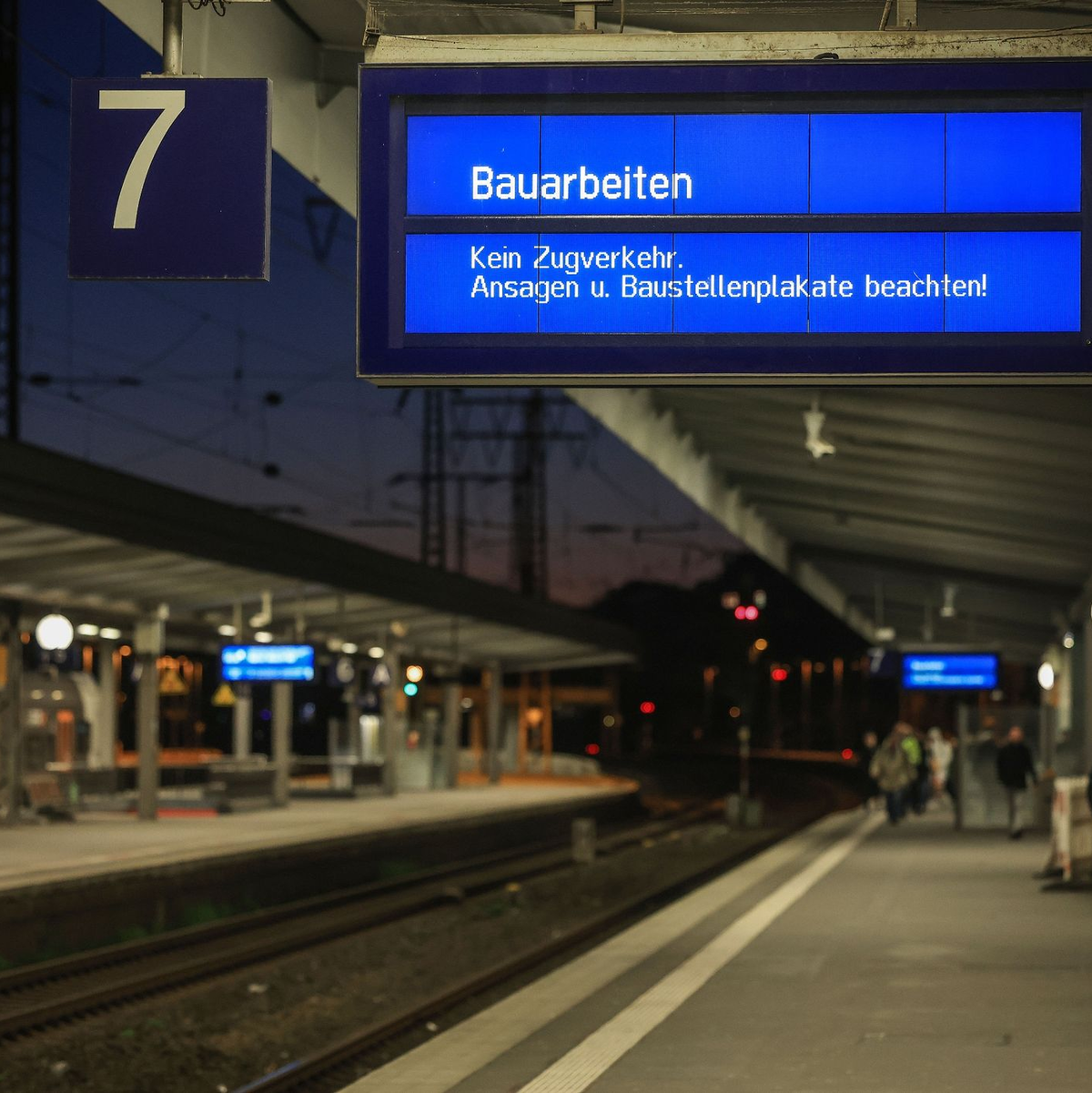 Auf einer Anzeigetafel wird auf eine Streckensperrung hingewiesen. - Foto: Oliver Berg/dpa