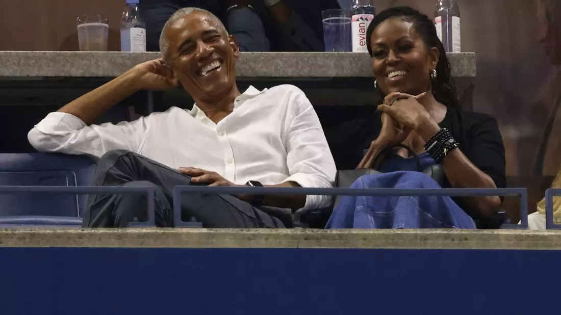 Der ehemalige US-Präsident Barack Obama und seine Frau Michelle schauen beim Tennis zu. - Bild: Jason DeCrow/AP/dpa