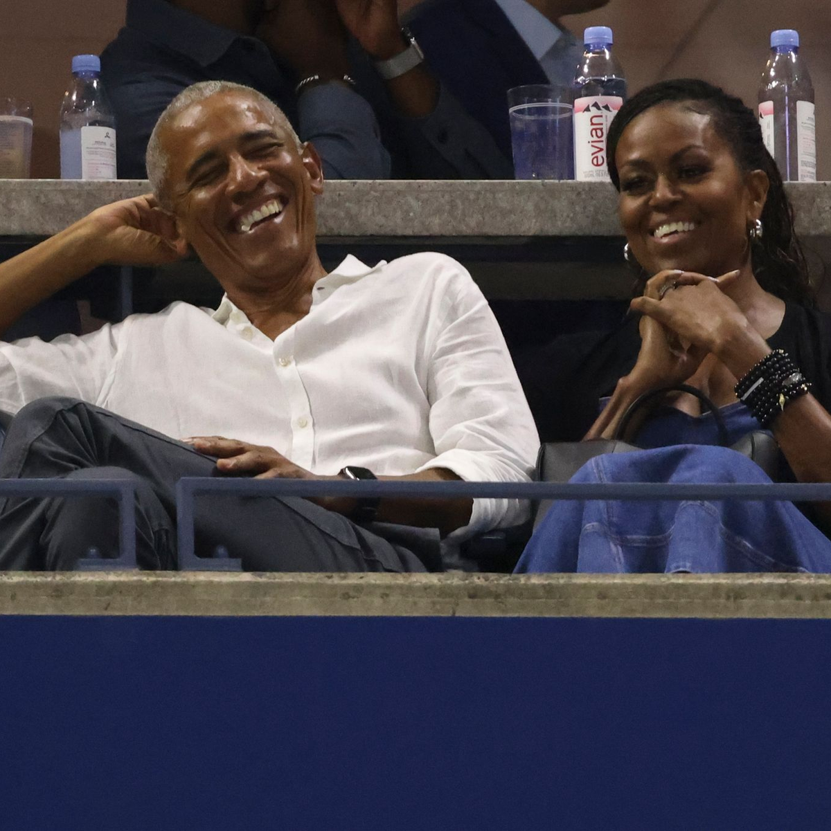 Der ehemalige US-Präsident Barack Obama und seine Frau Michelle schauen beim Tennis zu. - Foto: Jason DeCrow/AP/dpa