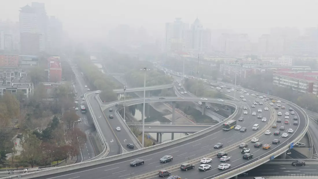 Dichter Smog über der chinesischen Großstadt Peking. - Bild: Song Jiaru/Sipa Asia/SIPA Asia via ZUMA Press Wire/dpa