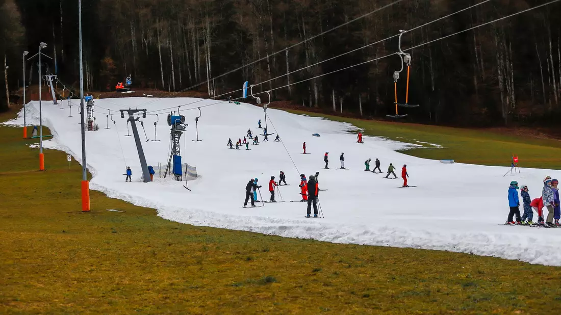 Schon jetzt zeigen sich in vielen Skigebieten die Spuren der Klimakrise. - Bild: Uwe Lein/dpa