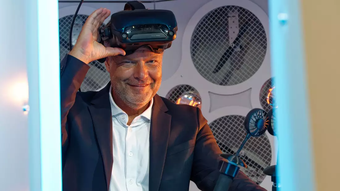 Wirtschaftsminister Robert Habeck steht bei einem Messerundgang auf der Gamescom am DIVE+ Umweltsimulator der Hochschule Karlsruhe. - Bild: Henning Kaiser/dpa