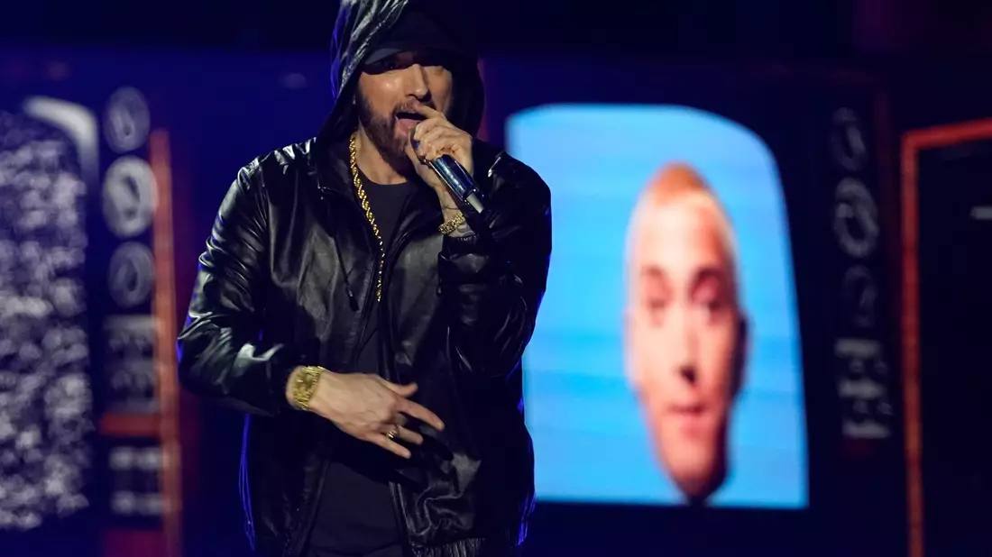 Rapper Eiminem bei der  Einführungszeremonie der Rock & Roll Hall of Fame 2022. - Bild: Chris Pizzello/Invision/AP/dpa