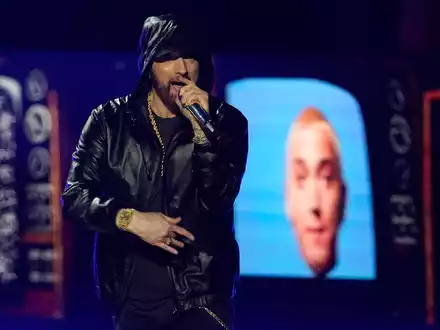 Rapper Eiminem bei der Einführungszeremonie der Rock & Roll Hall of Fame 2022. - Foto: Chris Pizzello/Invision/AP/dpa
