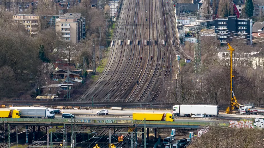 Die achtspurige Bahnstrecke am Autobahnkreuz Kaiserberg in Duisburg, an dem Bauarbeiten stattfinden sollen. - Bild: Christoph Reichwein/dpa