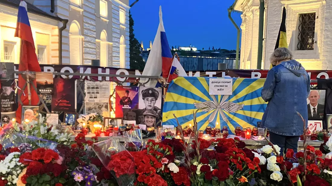 Blumen und Kerzen: Menschen gedenken in Moskau dem toten Söldnerchef Prigoschin. - Bild: Hannah Wagner/dpa
