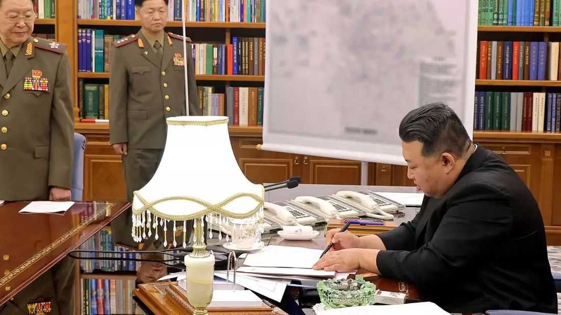 Dieses Bild soll Nordkoreas Machthaber Kim Jong Un im Hauptquartier der Arbeiterpartei in Pjöngjang zeigen. Die Aufnahme wurde von der staatlichen nordkoreanischen Nachrichtenagentur KCNA zur Verfügung gestellt. Sein Inhalt kann nicht unabhängig verifiziert werden. - Bild: -/kcna via kns/dpa
