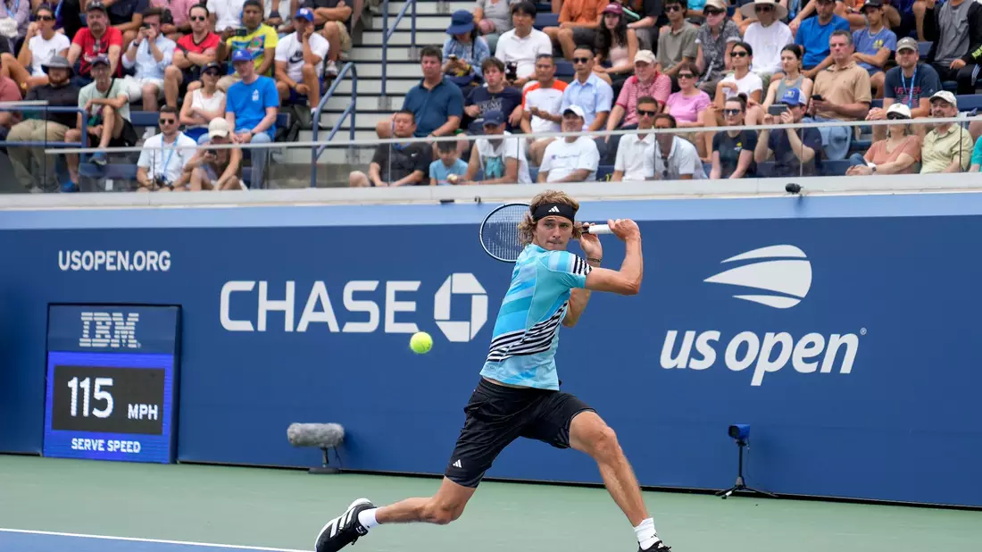 Alexander Zverev gewann sein Auftaktspiel in New York glatt in drei Sätzen. - Bild: John Minchillo/AP/dpa