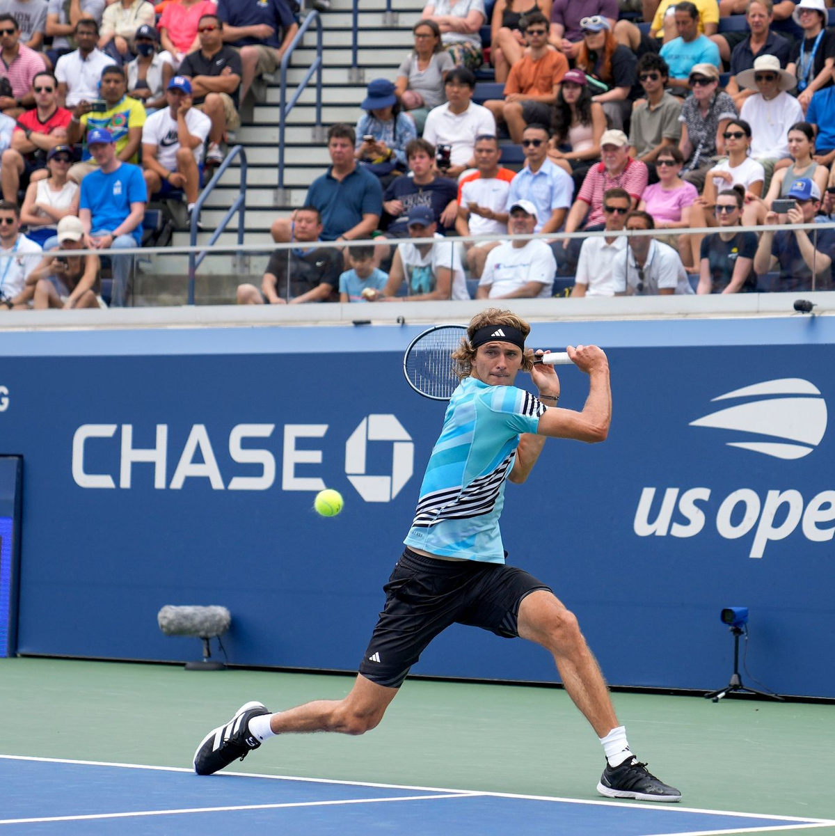 Alexander Zverev gewann sein Auftaktspiel in New York glatt in drei Sätzen. - Foto: John Minchillo/AP/dpa