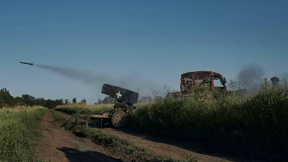 Ukrainische Soldaten feuern ein Mini-Mehrfachraketen-System auf russische Stellungen ab. - Bild: LIBKOS/AP/dpa/Archiv