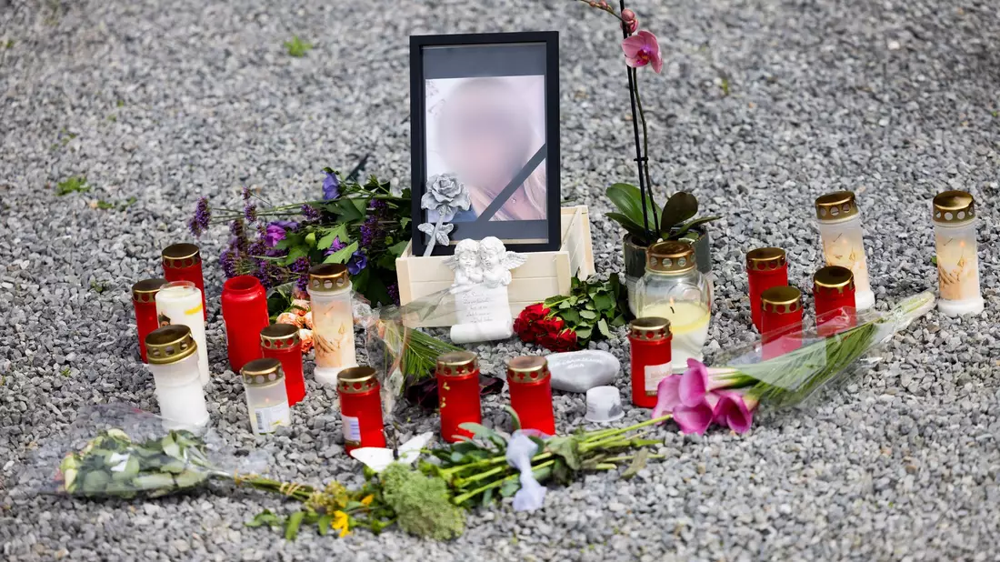 Gedenken an Dorota G. vor dem Haus in Süsterseel, in dem sie mit ihrem Ehemann gelebt hat. - Bild: Rolf Vennenbernd/dpa