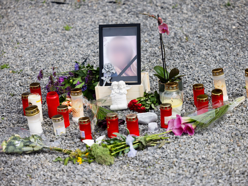 Gedenken an Dorota G. vor dem Haus in Süsterseel, in dem sie mit ihrem Ehemann gelebt hat. - Foto: Rolf Vennenbernd/dpa