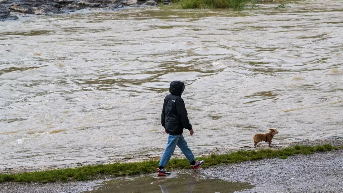Regenwetter an der Isar in München. Aber der Sommer war trotzdem wieder zu warm. - Bild: Peter Kneffel/dpa