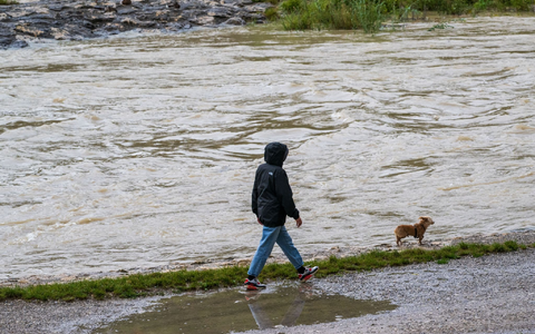 Regenwetter an der Isar in München. Aber der Sommer war trotzdem wieder zu warm. - Foto: Peter Kneffel/dpa