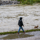 Regenwetter an der Isar in München. Aber der Sommer war trotzdem wieder zu warm. - Foto: Peter Kneffel/dpa