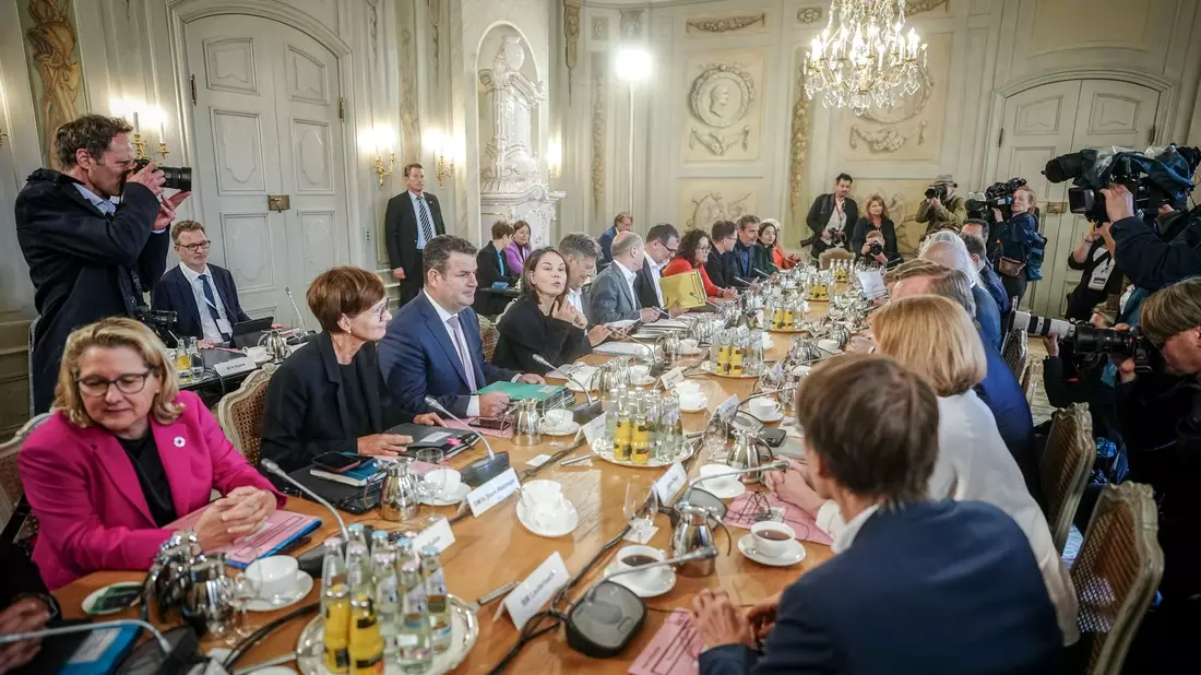 Bundeskanzler Olaf Scholz (SPD) Scholz und seine 16 Minister beraten bei der fünften Klausurtagung der Ampelregierung über die aktuellen Themen der Koalition. - Bild: Kay Nietfeld/dpa