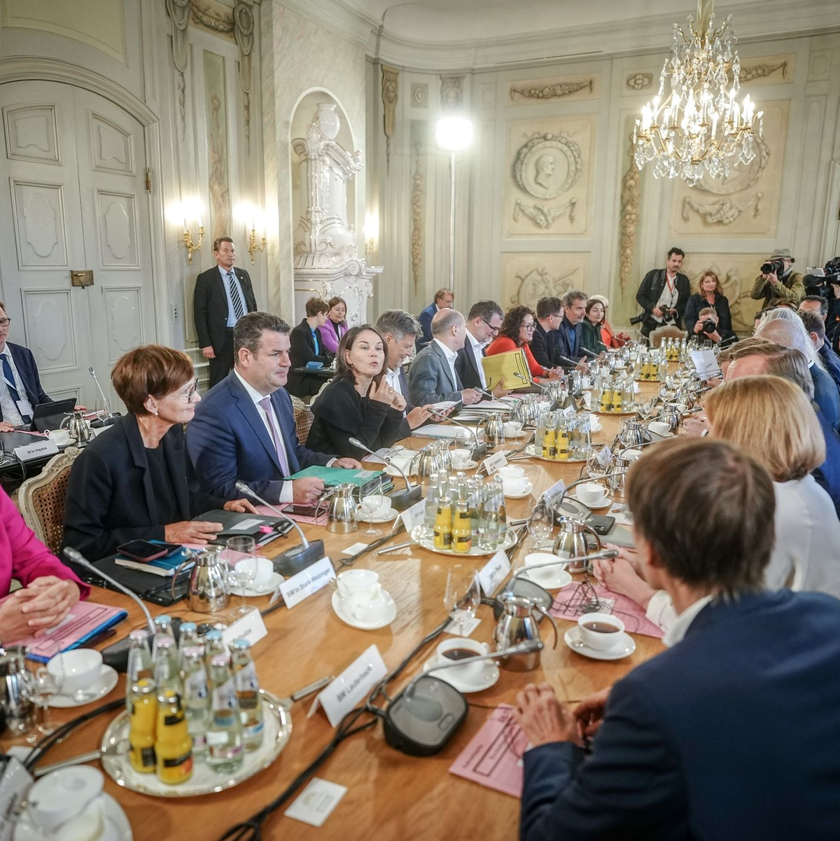 Bundeskanzler Olaf Scholz und sein Kabinett beraten bei der fünften Klausurtagung der Ampelregierung über die aktuellen Themen der Koalition. - Foto: Kay Nietfeld/dpa