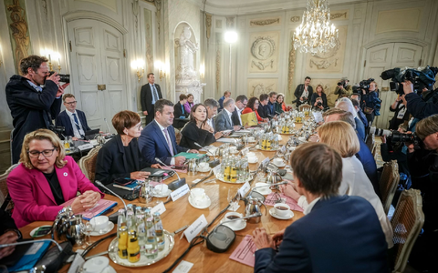 Bundeskanzler Olaf Scholz und sein Kabinett beraten bei der fünften Klausurtagung der Ampelregierung über die aktuellen Themen der Koalition. - Foto: Kay Nietfeld/dpa