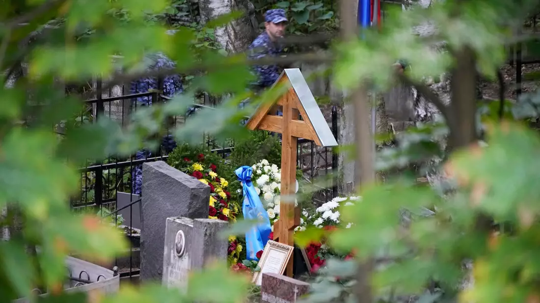 Nach seiner Beerdigung auf dem Friedhof Porochowskoje in St. Petersburg liegen Blumen auf dem Grab von Jewgeni Prigoschin. Über Ort und Zeit der Beisetzung war in Russland seit Tagen spekuliert worden. - Bild: Dmitri Lovetsky/AP/dpa