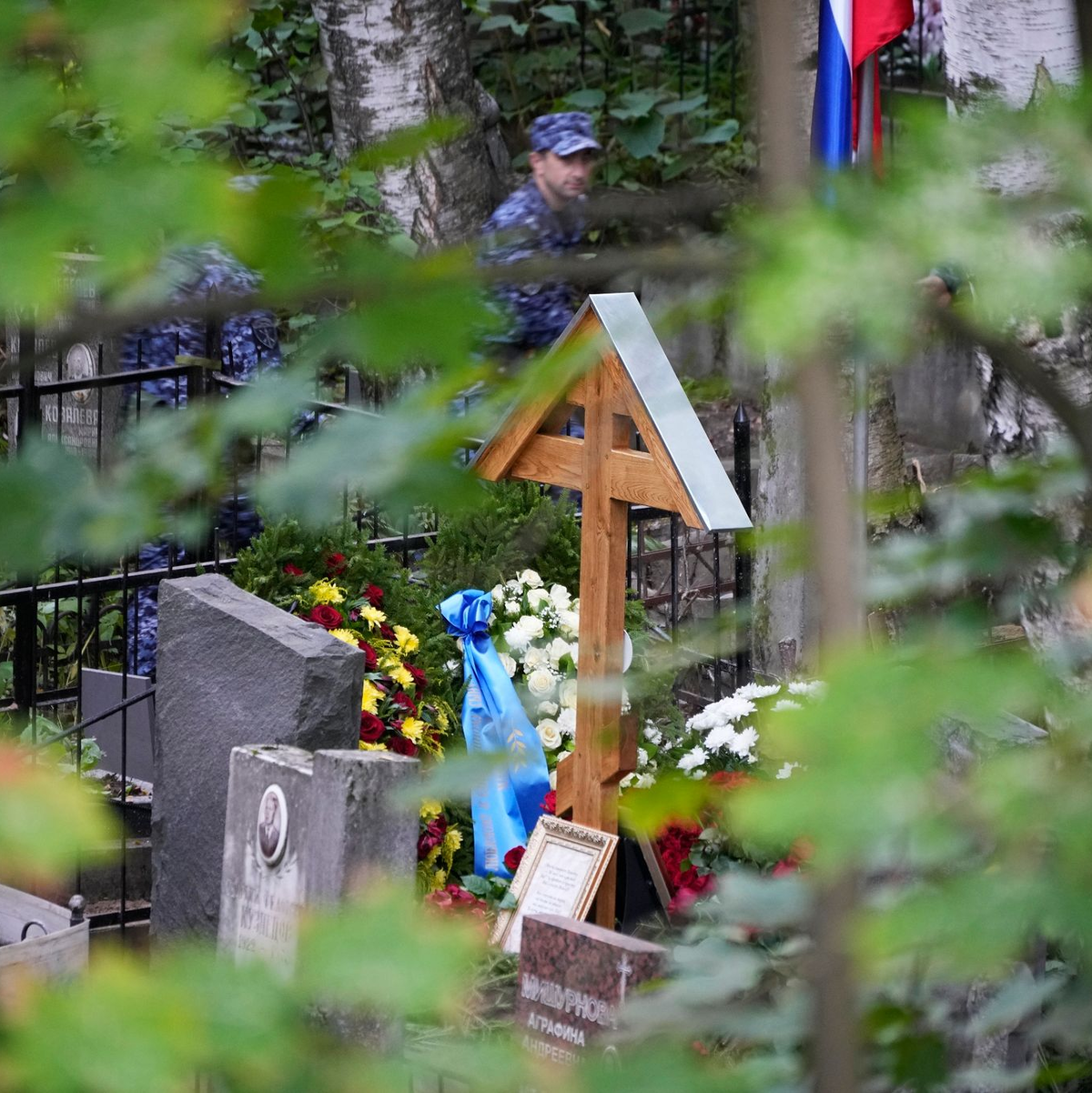 Nach seiner Beerdigung auf dem Friedhof Porochowskoje in St. Petersburg liegen Blumen auf dem Grab von Jewgeni Prigoschin. Über Ort und Zeit der Beisetzung war in Russland seit Tagen spekuliert worden. - Foto: Dmitri Lovetsky/AP/dpa