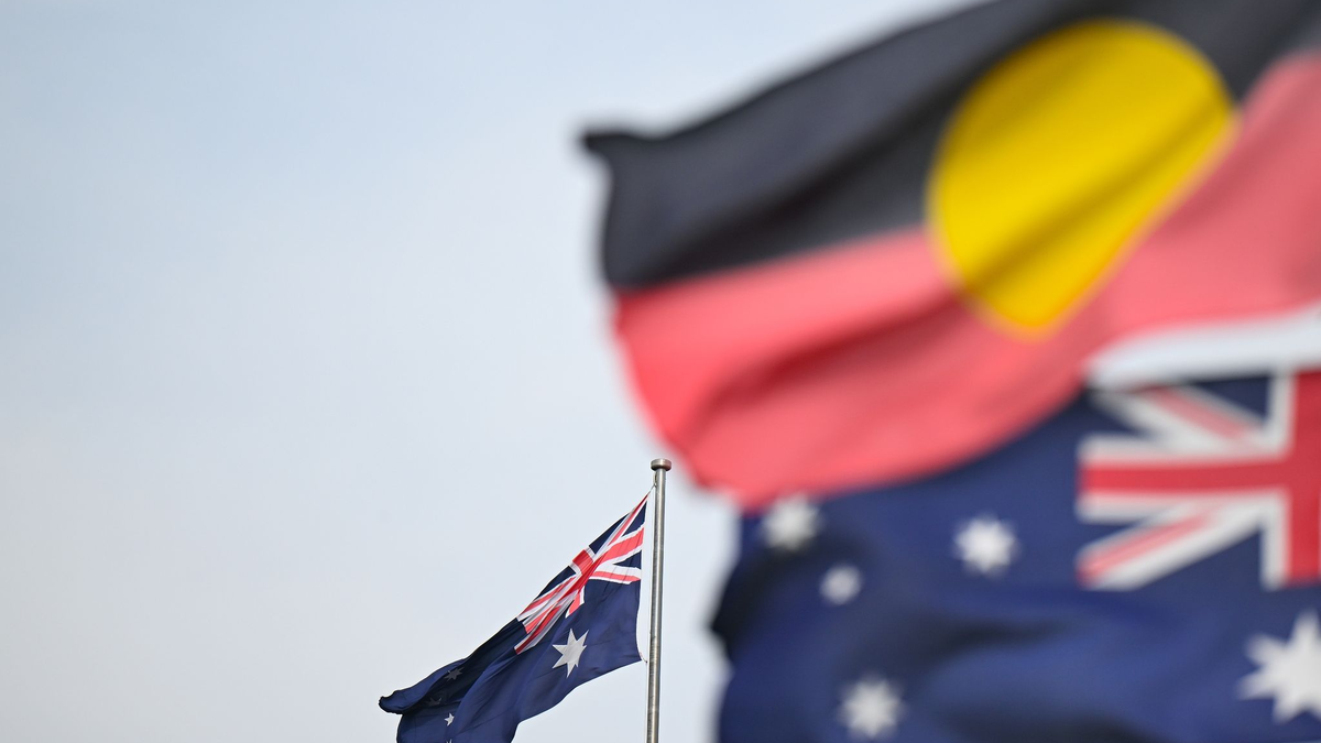 Zwei australische und eine Aborigine-Flagge wehen in Canberra. - Foto: Lukas Coch/AAP/dpa