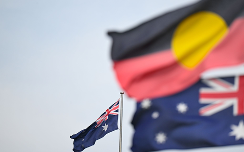 Zwei australische und eine Aborigine-Flagge wehen in Canberra. - Foto: Lukas Coch/AAP/dpa
