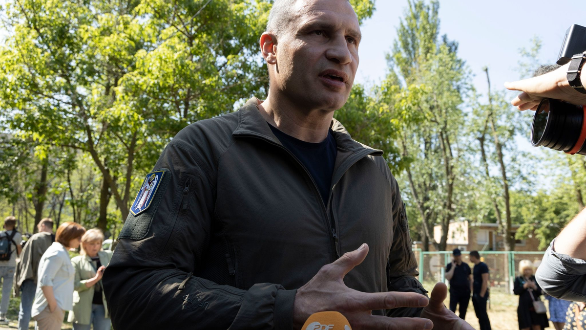 In mindestens zwei Stadtbezirken fielen Raketentrümmer auf Gebäude, teilt Kiews Bürgermeister Vitali Klitschko bei Telegram mit. - Foto: J. Daniel Hud/ZUMA Press Wire/dpa