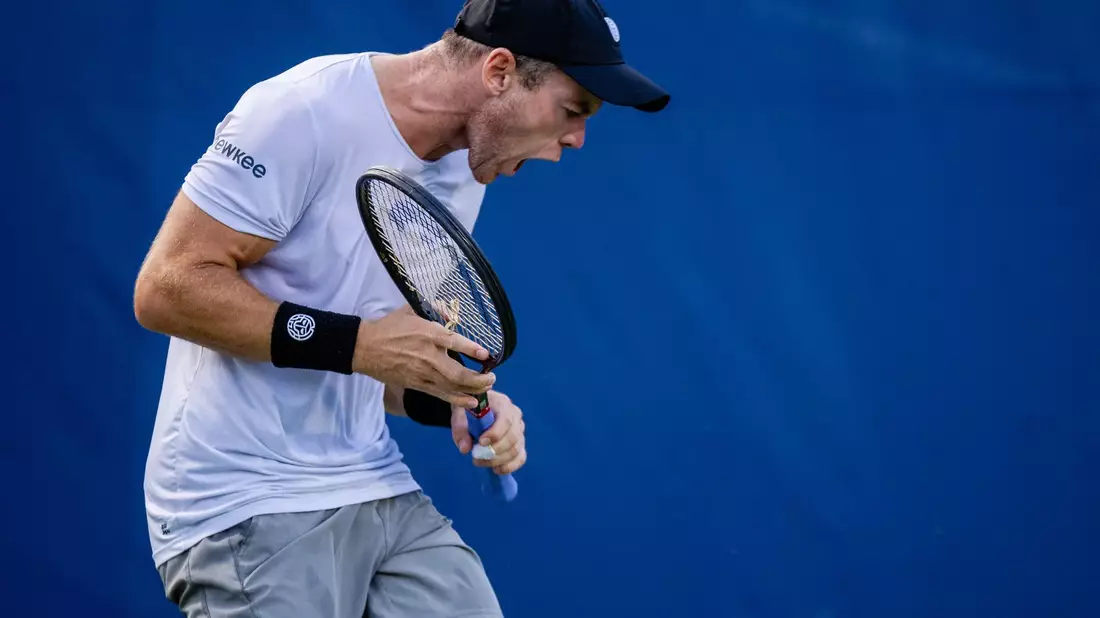 Dominik Koepfer musste im Match gegen Carlos Alcaraz aufgeben. - Bild: Scott Kinser/CSM via ZUMA Press Wire/dpa