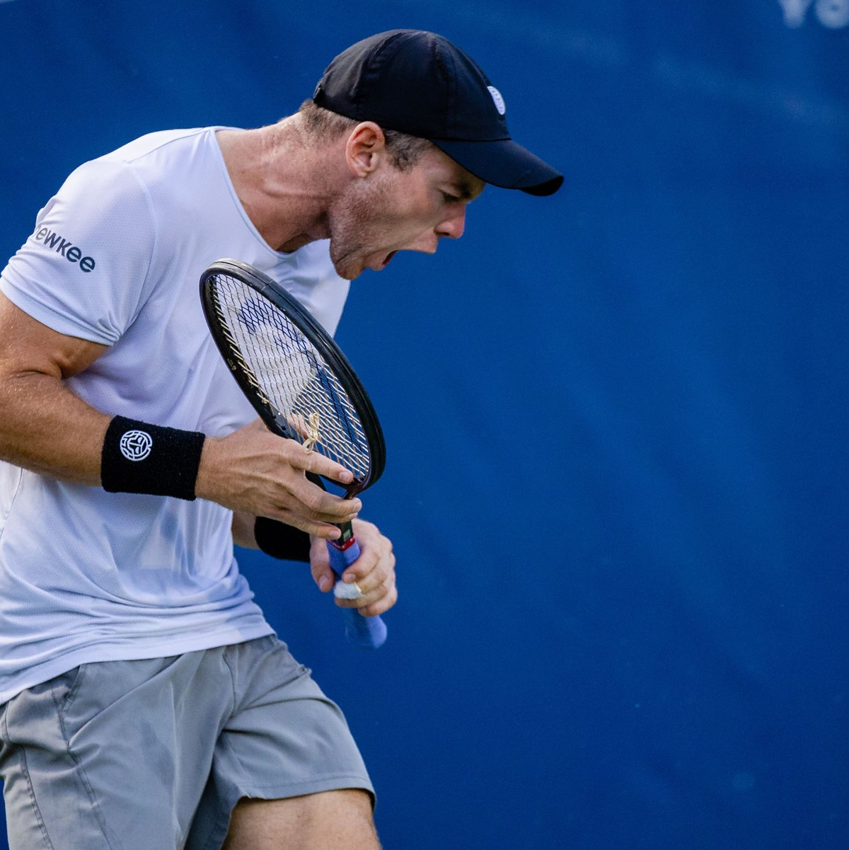 Dominik Koepfer musste im Match gegen Carlos Alcaraz aufgeben. - Foto: Scott Kinser/CSM via ZUMA Press Wire/dpa