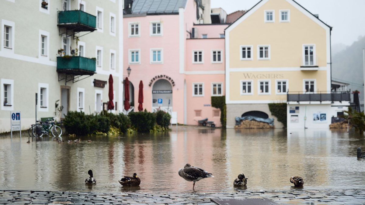 In der Passauer Altstadt ist die Donau über die Ufer getreten. - Foto: Tobias C. Köhler/dpa