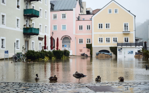 In der Passauer Altstadt ist die Donau über die Ufer getreten. - Foto: Tobias C. Köhler/dpa