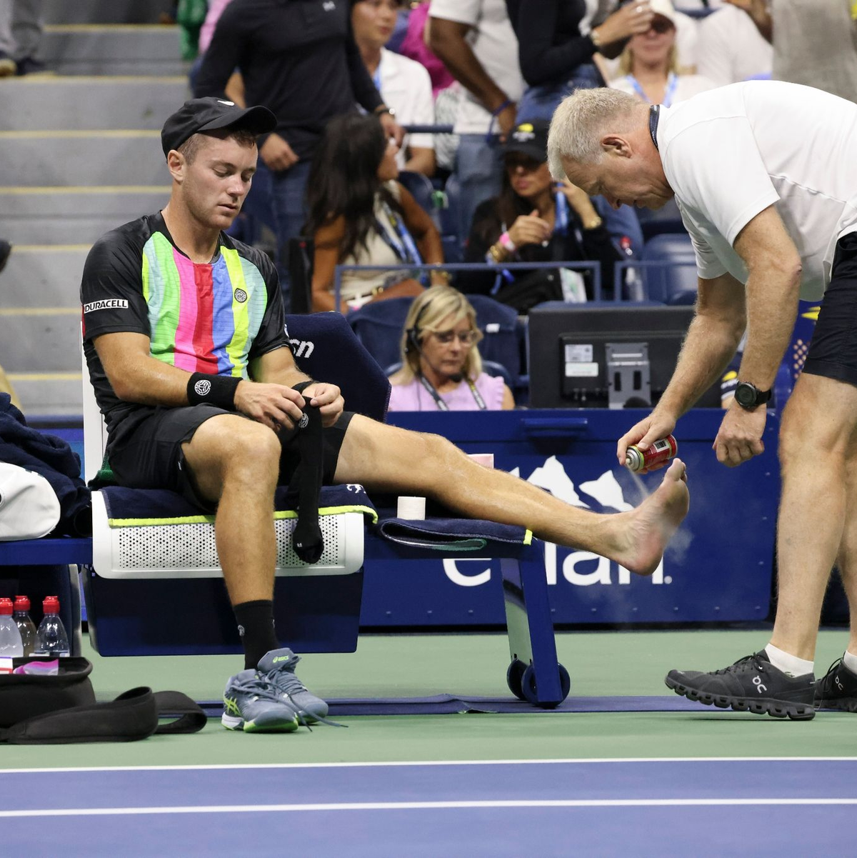 Konnte sein Match gegen Carlos Alcaraz nicht zu Ende spielen: Dominik Koepfer. - Foto: Jason DeCrow/AP/dpa
