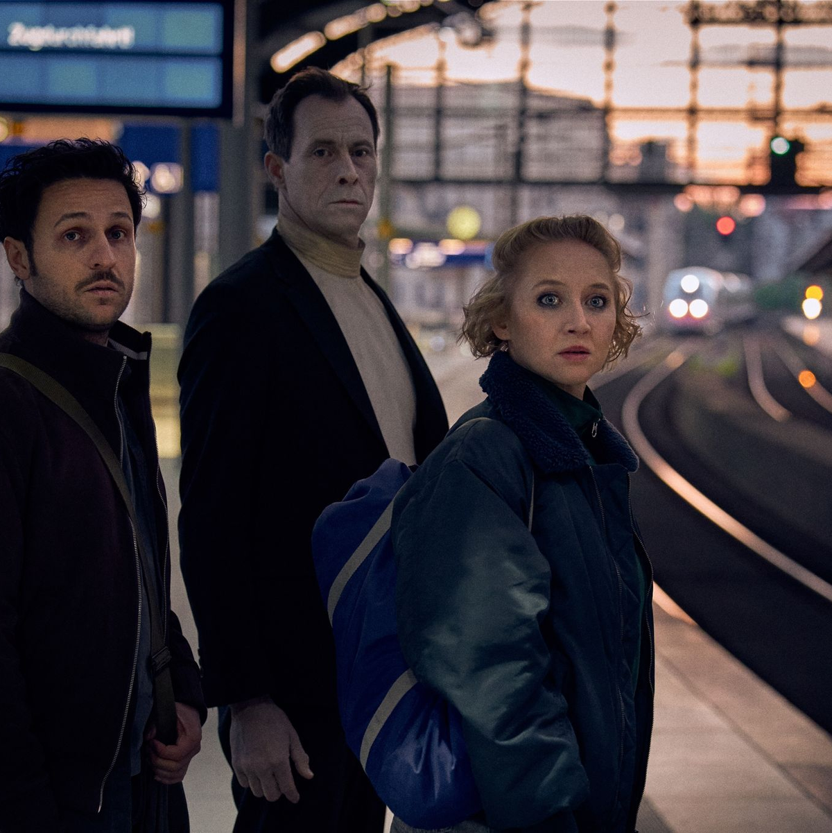 Anna Maria Mühe als Sophia, Marc Hosemann als Morten und Dimitrij Schaad als Reiner in einer Szene des Films «Sophia, der Tod und ich». - Foto: Stephan Rabold/DCM/dpa