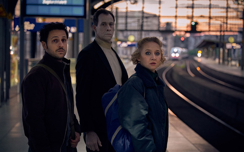 Anna Maria Mühe als Sophia, Marc Hosemann als Morten und Dimitrij Schaad als Reiner in einer Szene des Films «Sophia, der Tod und ich». - Foto: Stephan Rabold/DCM/dpa