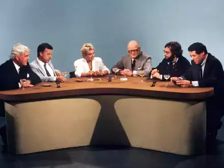Fernseh-Moderator Werner Höfer (3.v.r.) im August 1987 mit seinen Gästen, darunter die ehemaligen Regierungssprecher Klaus Bölling (r) und Peter Boenisch (l). - Foto: Franz-Peter Tschauner/dpa