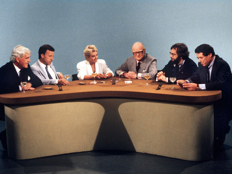 Fernseh-Moderator Werner Höfer (3.v.r.) im August 1987 mit seinen Gästen, darunter die ehemaligen Regierungssprecher Klaus Bölling (r) und Peter Boenisch (l). - Foto: Franz-Peter Tschauner/dpa