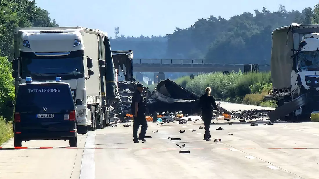 Auch einen Tag nach dem schweren Auffahrunfall mit mindestens zwei Toten besteht an der Unfallstelle weiter Explosionsgefahr. - Bild: Cevin Dettlaff/dpa-Zentralbild/dpa