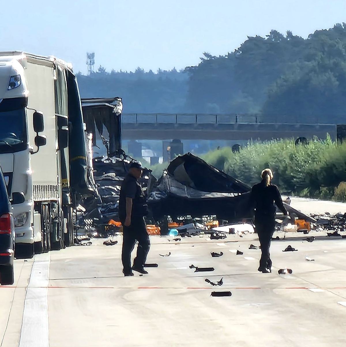 Auch einen Tag nach dem schweren Auffahrunfall mit mindestens zwei Toten besteht an der Unfallstelle weiter Explosionsgefahr. - Foto: Cevin Dettlaff/dpa-Zentralbild/dpa