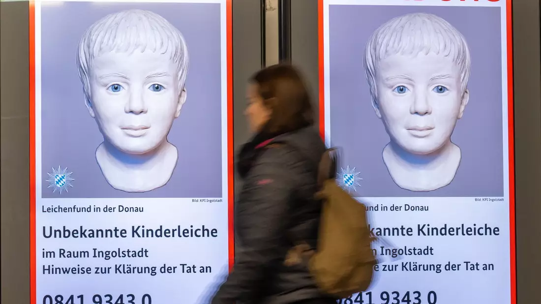 Fahndungsplakat mit dem rekonstruierten Bild des toten Jungen. - Bild: Peter Kneffel/dpa