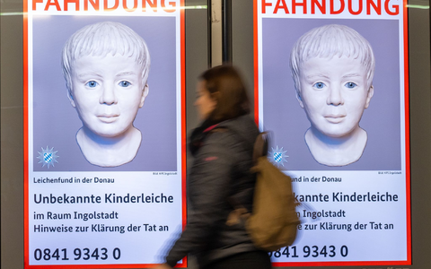 Fahndungsplakat mit dem rekonstruierten Bild des toten Jungen. - Foto: Peter Kneffel/dpa