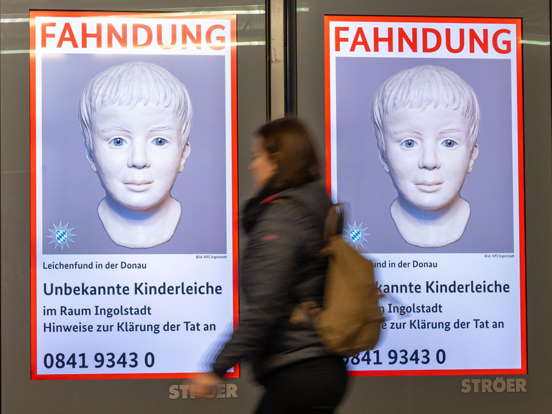 Fahndungsplakat mit dem rekonstruierten Bild des toten Jungen. - Foto: Peter Kneffel/dpa