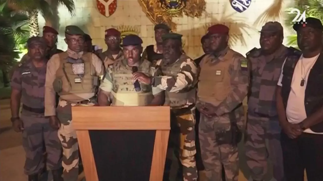 Die Videoaufnahme zeigt den Sprecher der meuternden Soldaten, der im staatlichen Fernsehen verkündet, dass sie die Macht übernommen haben. - Bild: Uncredited/GABON 24/AP/dpa