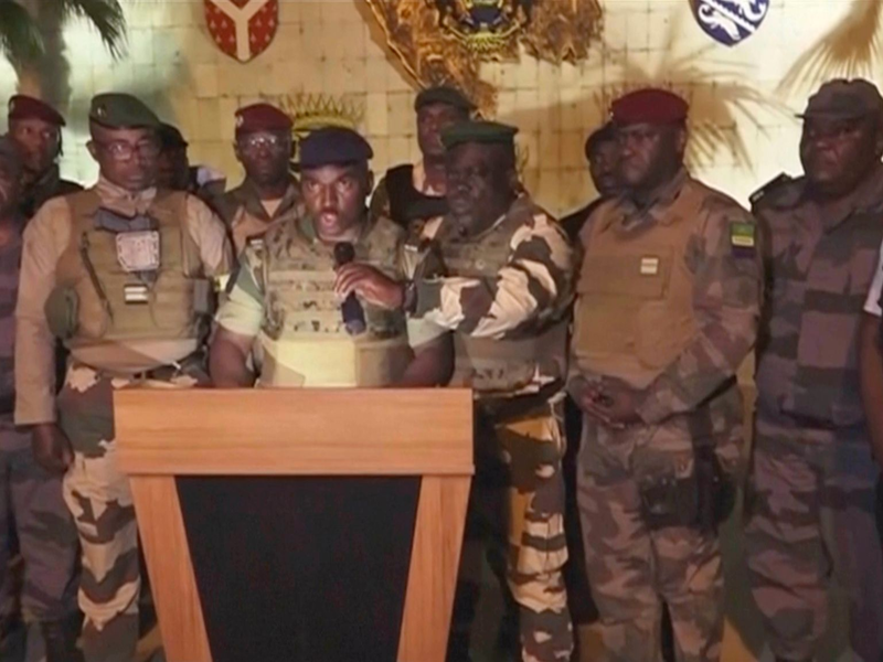 Die Videoaufnahme zeigt den Sprecher der meuternden Soldaten, der im staatlichen Fernsehen verkündet, dass sie die Macht übernommen haben. - Foto: Uncredited/GABON 24/AP/dpa