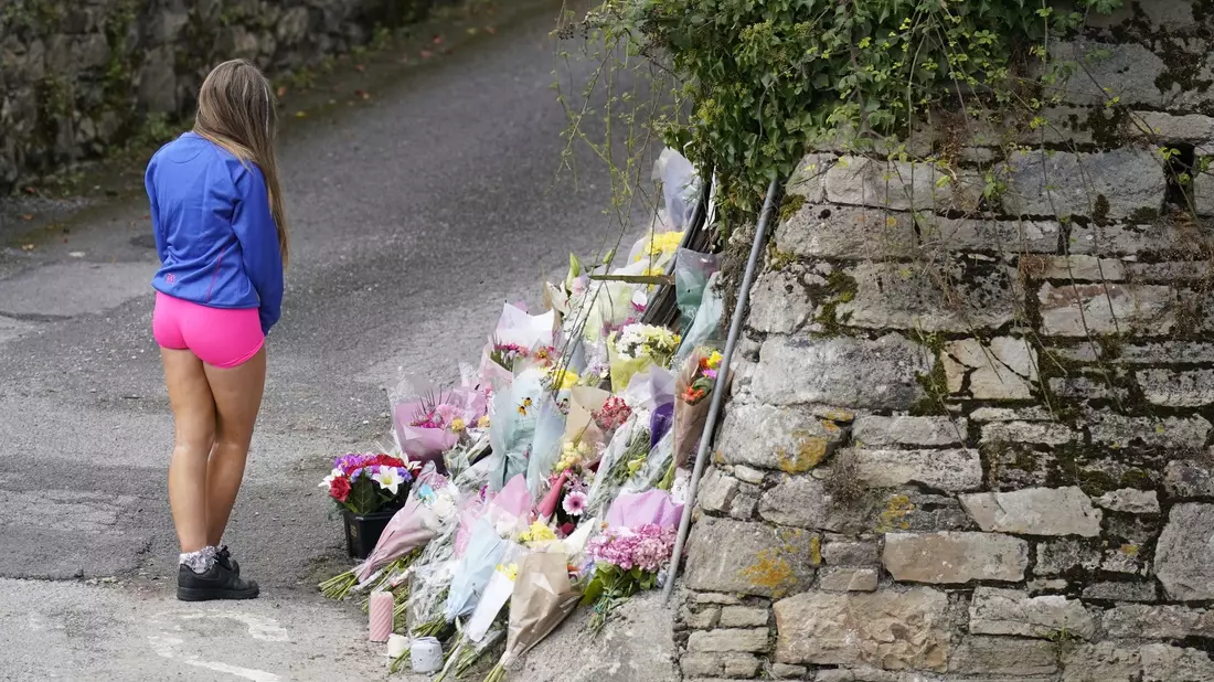 Trauerbekundungen an der Steinmauer im irischen Clonmel, wo vier junge Menschen bei einem Unfall ums Leben kamen. - Bild: Niall Carson/PA Wire/dpa