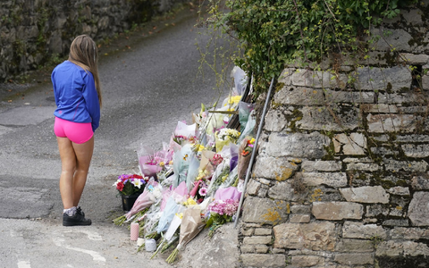 Trauerbekundungen an der Steinmauer im irischen Clonmel, wo vier junge Menschen bei einem Unfall ums Leben kamen. - Foto: Niall Carson/PA Wire/dpa