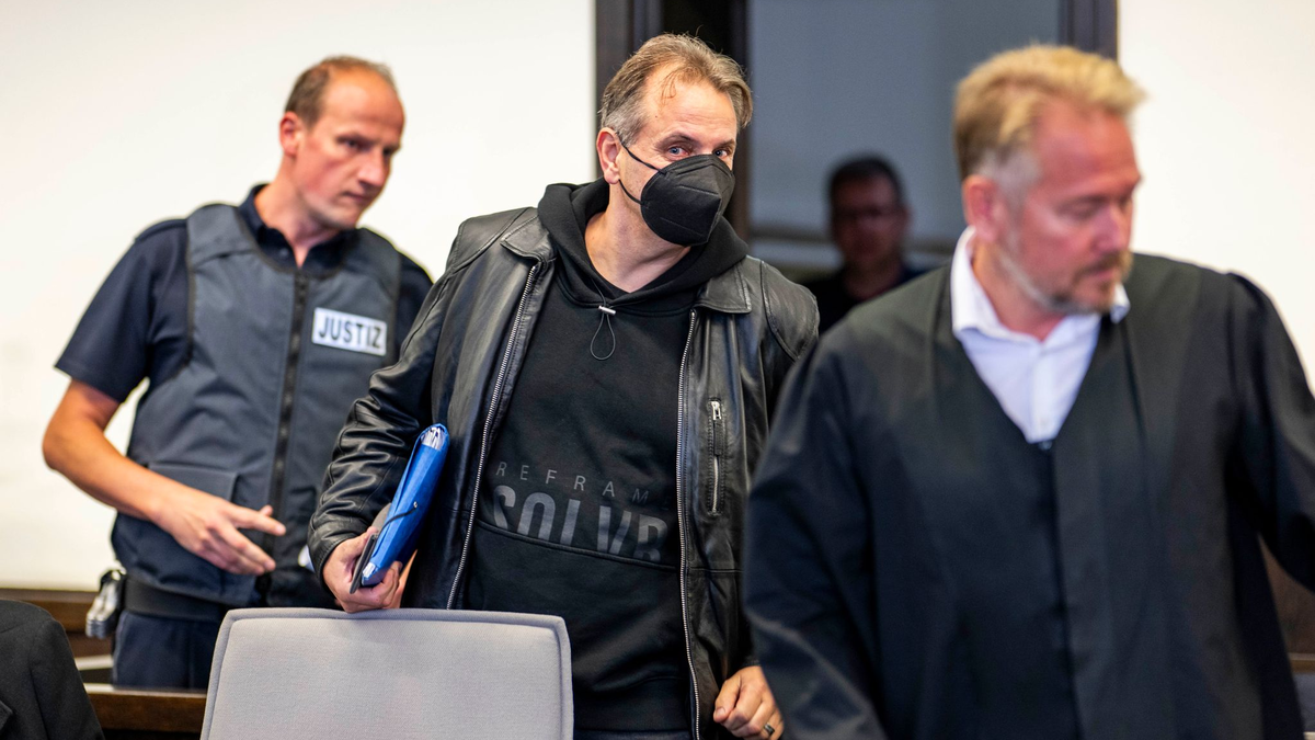Wilfried W. (M) betritt den Gerichtssaal in Paderborn. - Foto: David Inderlied/dpa