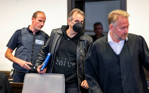 Wilfried W. (M) betritt den Gerichtssaal in Paderborn. - Foto: David Inderlied/dpa