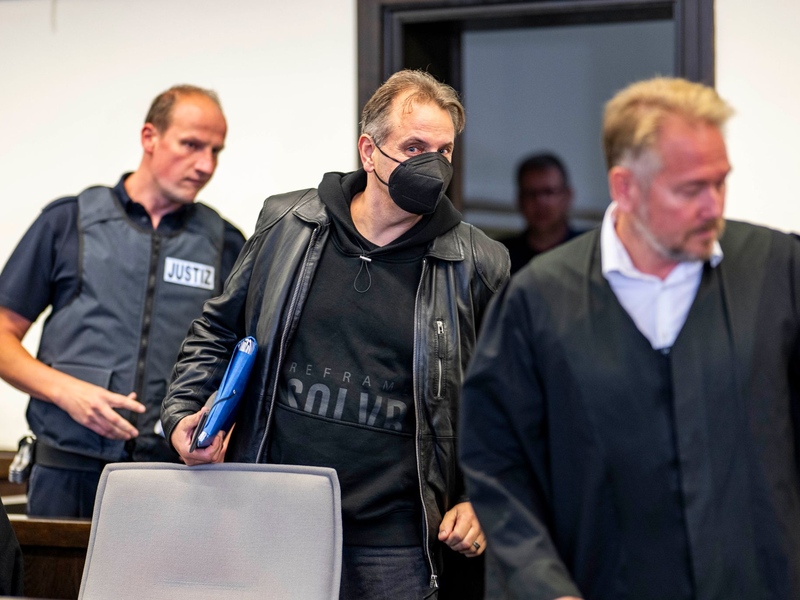 Wilfried W. (M) betritt den Gerichtssaal in Paderborn. - Foto: David Inderlied/dpa