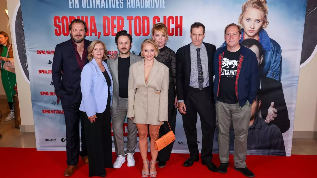 Charly Hübner (l-r), Johanna Gastdorf, Dimitrij Schaad, Anna Maria Mühe, Lina Beckmann, Marc Hosemann und Thees Uhlmann bei der Premiere in Berlin. - Bild: Gerald Matzka/dpa
